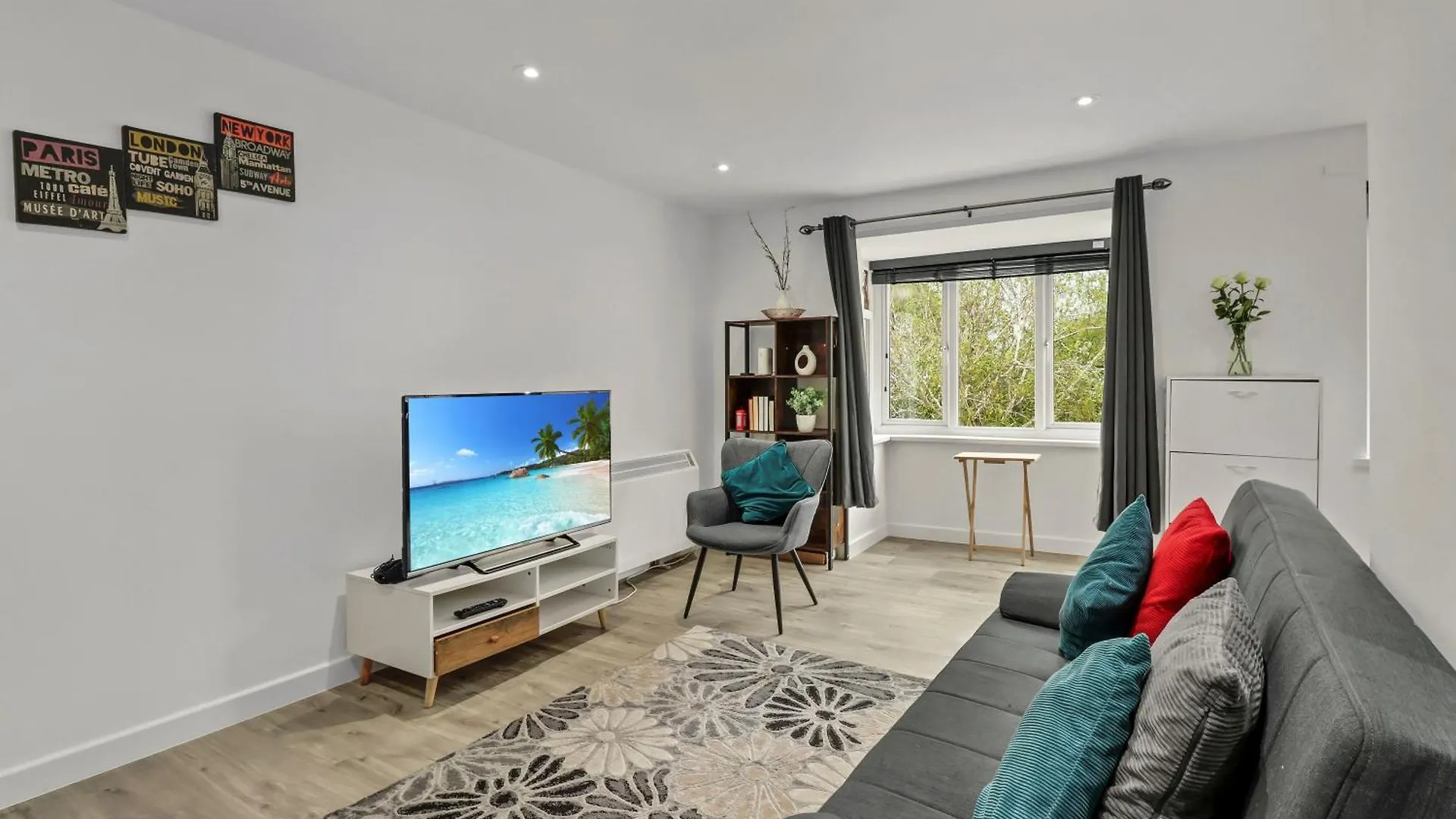 New King Size Bed Apartment With Free Parking London