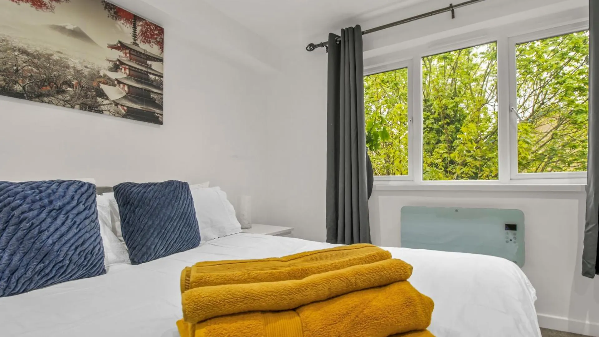 New King Size Bed Apartment With Free Parking London