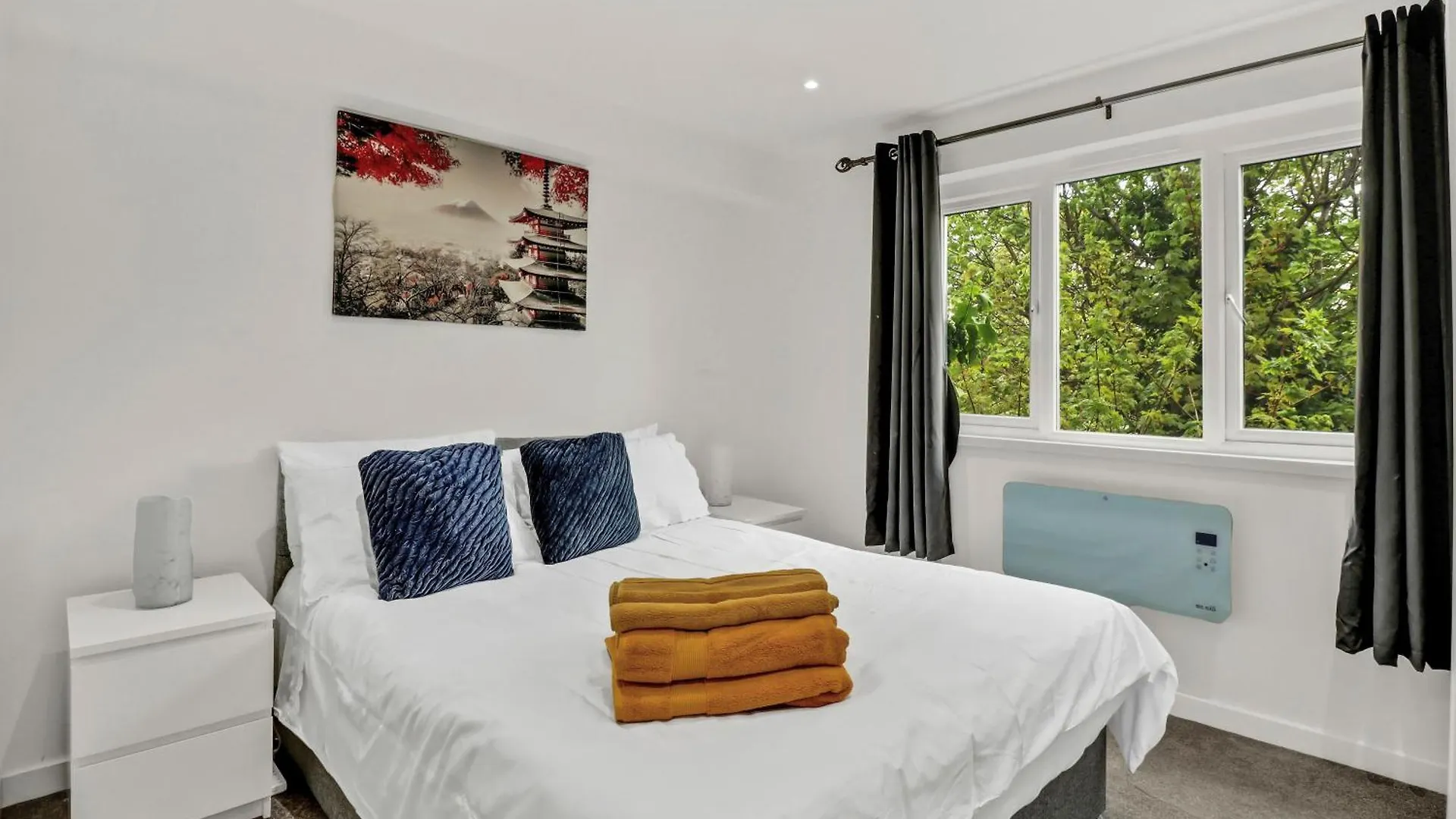 New King Size Bed Apartment With Free Parking London